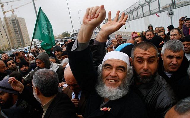 Islamic Movement leader Sheikh Raed Salah stands outside Ramleh prison after his release, Sunday, December 12, 2010 (Uri Lenz/Flash90)