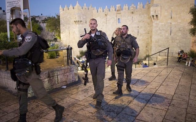Illustrative image of Border Police officers on patrol at Damascus Gate outside the Old City of Jerusalem (Yonatan Sindel/Flash90)