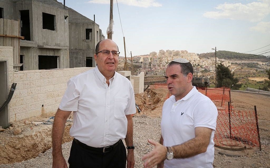 Defense Minister Moshe Ya'alon (left), with Efrat Mayor Oded Ravivi (right) in the Etzion Bloc settlement on September 30, 2015 (Gershon Elinson/Flash90)