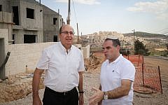 Defense Minister Moshe Ya'alon (left), with Efrat Mayor Oded Ravivi (right) in the Etzion Bloc settlement on September 30, 2015 (Gershon Elinson/Flash90)