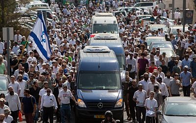 Thousands attend the funeral of Israeli couple, Naama and Eitam Henkin in Jerusalem on Friday, October 2, 2015. (Yonatan Sindel/Flash90)