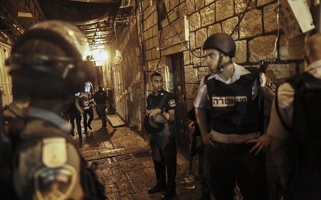 Israeli police near the scene of a stabbing attack in the Old City of Jerusalem on October 3, 2015 (Yonatan Sindel/Flash90) Israeli police near the scene of a stabbing attack in the Old City of Jerusalem on October 3, 2015 (Yonatan Sindel/Flash90)