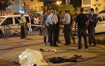 Israeli police standing near the body of a Palestinian terrorist who stabbed a 15-year-old outside Jerusalem’s Old City early Sunday morning, October 4, 2015. (Flash90) Israeli police standing near the body of a Palestinian terrorist who stabbed a 15-year-old outside Jerusalem’s Old City early Sunday morning, October 4, 2015. (Flash90)