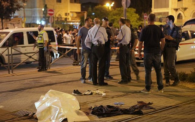 Israeli police standing near the body of Fadi Yaloon, a Palestinian who allegedly stabbed a 15-year-old, outside Jerusalem’s Old City early Sunday morning, October 4, 2015. (Flash90) Israeli police standing near the body of Fadi Yaloon, a Palestinian who allegedly stabbed a 15-year-old, outside Jerusalem’s Old City early Sunday morning, October 4, 2015. (Flash90)