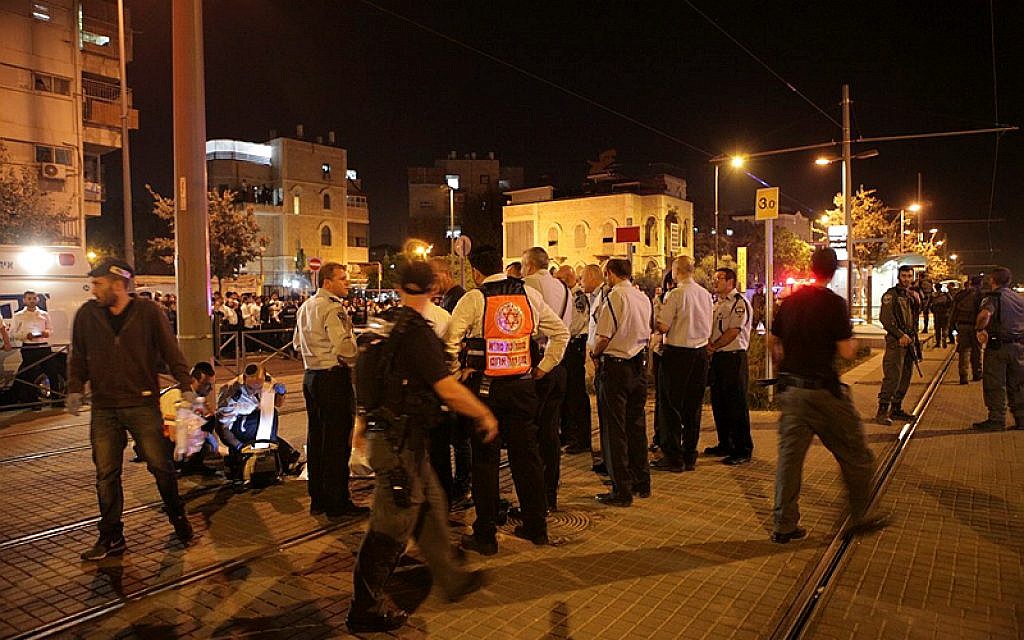 Israel Police officers at the scene where a Palestinian terrorist stabbed an 15-year-old man outside Jerusalem’s Old City early Sunday morning, October 4, 2015. (Flash90)