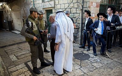 Israeli police officers guard near the site of a terror attack the night before on October 4, 2015. (Yonatan Sindel/Flash90)