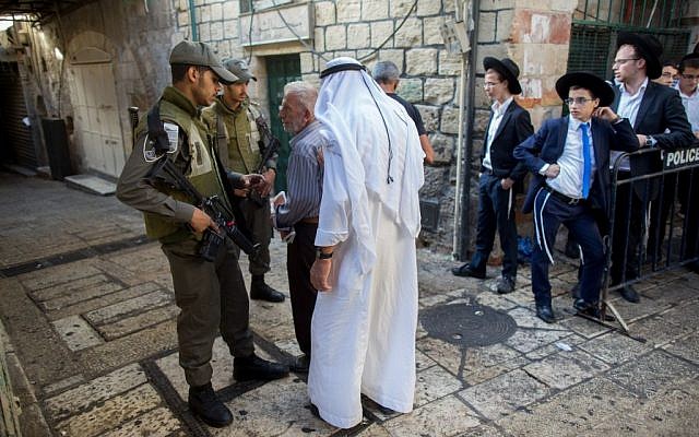 Israeli police officers guard near the site of a terror attack the night before on October 4, 2015. (Yonatan Sindel/Flash90) Israeli police officers guard near the site of a terror attack the night before on October 4, 2015. (Yonatan Sindel/Flash90)