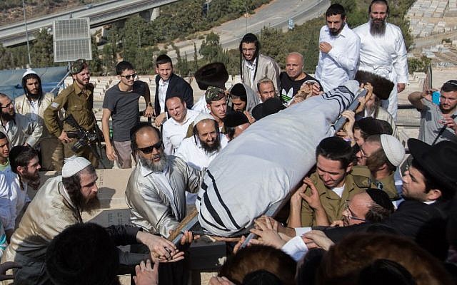 Friends and family carry the body of Aharon Banita during his funeral at Har HaMenuhot Cemetery in Jerusalem on October 4, 2015. Banita was stabbed to death by a Palestinian youth in a terror attack in the Old City, October 3. (Photo by Yonatan Sindel/Flash90)
