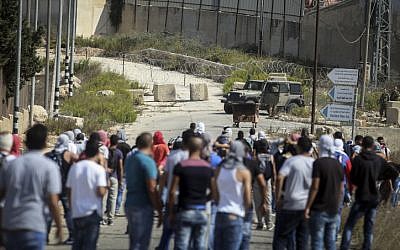 Palestinian demontrators clash with police following a demonstration in the West Bank city of Ramallah, Monday, Oct. 5, 2015. (Flash90)