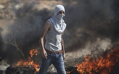 Palestinian demonstrators at a protest in the West Bank city of Ramallah, Monday, Oct. 5, 2015. (Photo by Flash90)