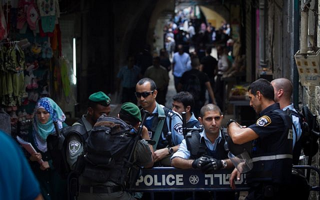 Israeli security forces stand guard in Jerusalem's Old City on October 06, 2015. (Miriam Alster/FLASH90) Israeli security forces stand guard in Jerusalem's Old City on October 06, 2015. (Miriam Alster/FLASH90)