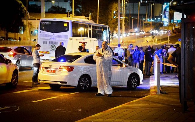 Israeli security seen at the site of a stabbing attack in Petah Tikva on October 07, 2015. (FLASH90) Israeli security seen at the site of a stabbing attack in Petah Tikva on October 07, 2015. (FLASH90)