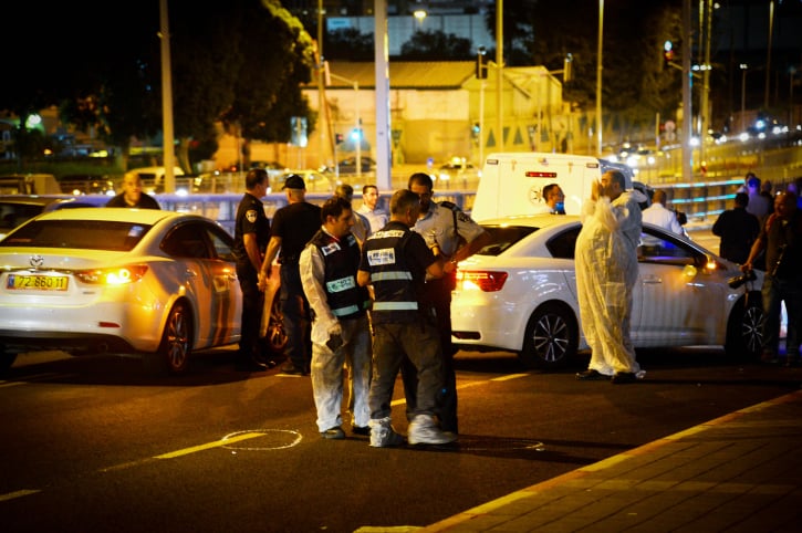 Israeli security seen at the site where a Palestinian man stabbed, moderately injuring a 25-year old man, outside a shopping mall in the Israeli city of Petah Tikva, on October 07, 2015. (Flash90)