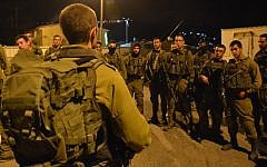 Soldiers of the Givati brigade prepare for a late night mission in the West Bank city of Nablus on October 7, 2015. (IDF Spokesperson/FLASH90)