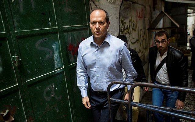 Jerusalem Mayor Nir Barkat seen at the Muslim Quarter in Jerusalem's Old City, following a terror attack where a Palestinian woman stabbed an Israeli man near the Lions’ Gate on October 07, 2015. (Yonatan Sindel/Flash90)