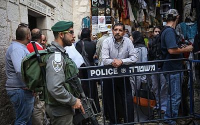 Police block Palestinians from entering the Via Dolorosa street in the Muslim Quarter in Jerusalem's Old City on October 8, 2015. (Hadas Parush/Flash90)