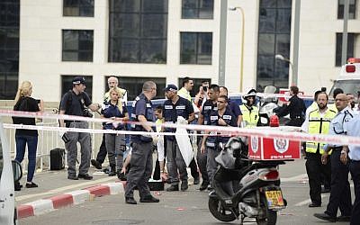 The scene of a terror attack in Tel Aviv on October 8, 2015. (Tomer Neuberg/Flash90)