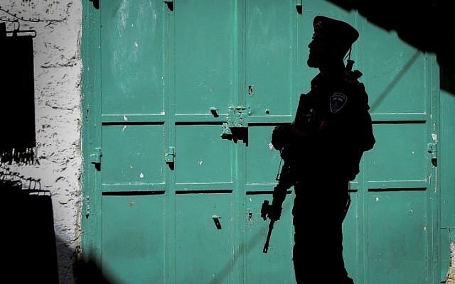 A Border Policeman on the Via Dolorosa Street in the Muslim Quarter of Jerusalem's Old City on October 8, 2015 (Yossi Zamir/Flash90) A Border Policeman on the Via Dolorosa Street in the Muslim Quarter of Jerusalem's Old City on October 8, 2015 (Yossi Zamir/Flash90)