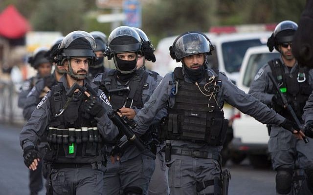 Border police outside Damascus Gate in Jerusalem's Old city after the second stabbing attack on October 10, 2015. (Flash90) Border police outside Damascus Gate in Jerusalem's Old city after the second stabbing attack on October 10, 2015. (Flash90)