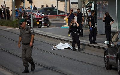Police near the body of a 15-year-old Palestinian stabber at the scene of an attack in the northern Jerusalem neighborhood of Pisgat Ze'ev on Monday, October 12, 2015 (Yonatan Sindel/Flash90)