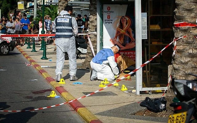 Police and rescue personnel at the scene of a stabbing terror attack in Ra'anana on October 13, 2015. (Flash90) Police and rescue personnel at the scene of a stabbing terror attack in Ra'anana on October 13, 2015. (Flash90)