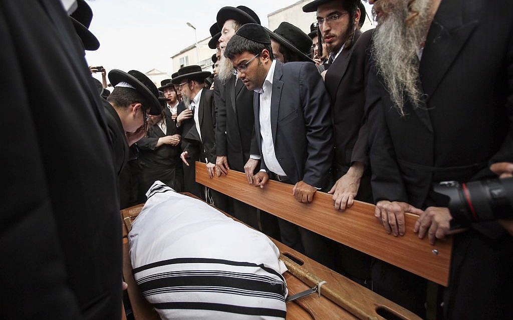 Israelis attend the funeral for Rabbi Yeshayahu Krishevsky, killed when a Palestinian rammed his car into pedestrians in Jerusalem on Tuesday, October 13, 2015 (Yonatan Sindel/FLASH90)