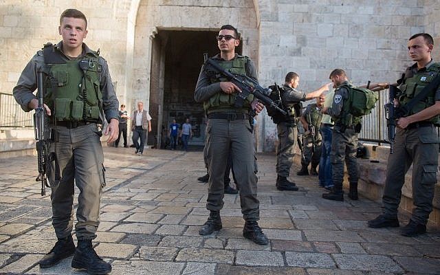 Illustrative: Border Police near the scene of an attempted stabbing at Damascus Gate in the Old City of Jerusalem on October 14, 2015. (Yonatan Sindel/Flash90) Illustrative: Border Police near the scene of an attempted stabbing at Damascus Gate in the Old City of Jerusalem on October 14, 2015. (Yonatan Sindel/Flash90)