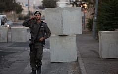 An Israeli Border Police guard seen at the road block set up at the entrance to the East Jerusalem neighborhood of Jabel Mukaber, on October 14, 2015. (Yonatan Sindel/Flash90)