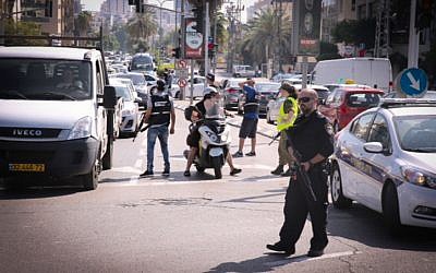 IDF soldiers and police block a road near the Azrieli Towers in Tel Aviv as police searched for two East Jerusalem suspects on October 15, 2015. (Flash90)