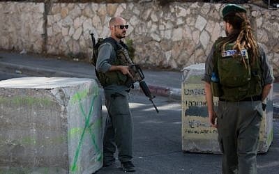Israeli Border Police guard the entrance to the East Jerusalem neighborhood of Jabel Mukaber, on October 15, 2015. (Yonatan Sindel/Flash90)