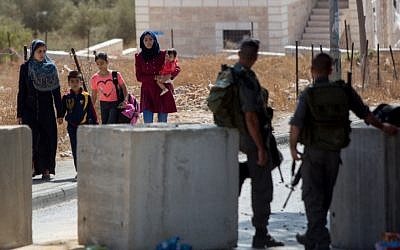 Israeli Border Police officers guard a checkpoint in the East Jerusalem neighborhood of Jabel Mukaber, on October 15, 2015. (Yonatan Sindel/Flash90)