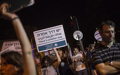 Hundreds attend a peace demonstration in central Jerusalem on October 17, 2015. (Hadas Parush/Flash90)