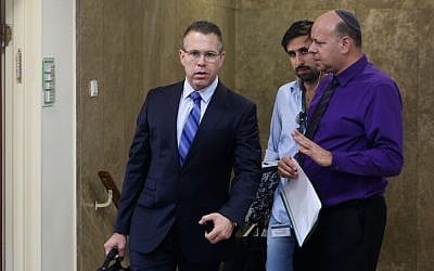 Public Security Minister Gilad Erdan arrives at the weekly cabinet meeting at the Prime Minister's Office in Jerusalem, October 18, 2015. (Photo by Amit Shabi/POOL)