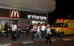 Police and rescue workers at the scene of shooting and stabbing attack at the Central Bus Station in the southern city of Beersheba, on October 18, 2015. (Meir Even Haim/Flash90)