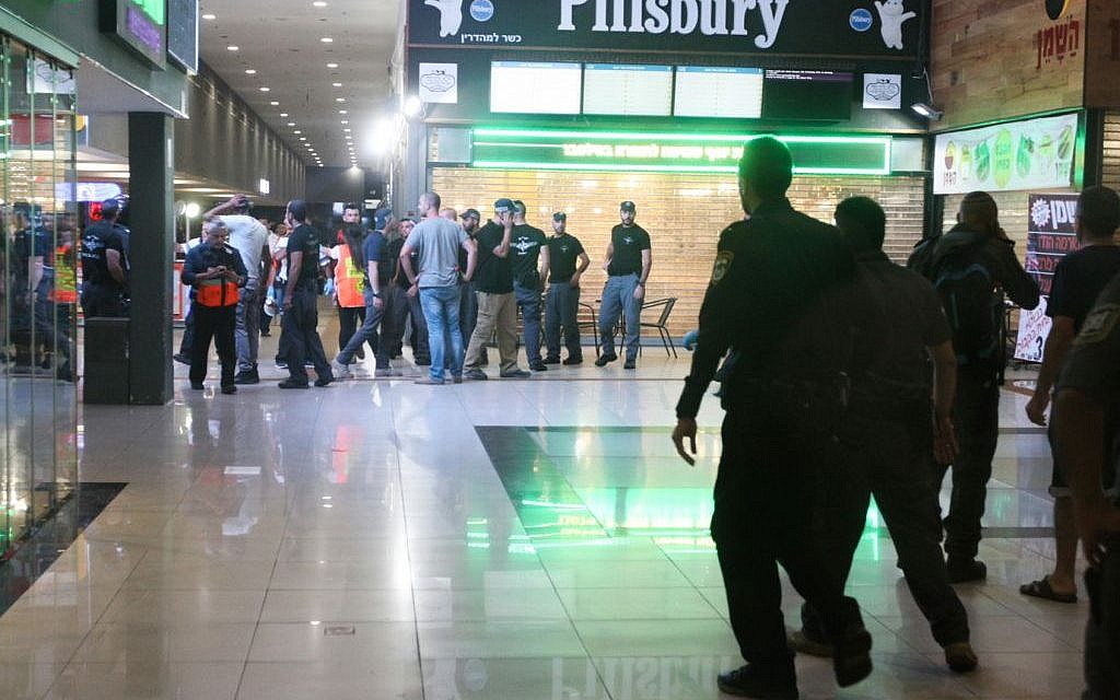 Police and rescue workers at the scene of a shooting and stabbing attack at the central bus station in the southern city of Beersheba, on October 18, 2015. (Meir Even Haim/Flash90)