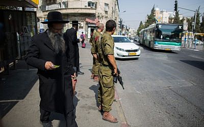 Israeli soldiers guard at a bus stop in the ultra-Orthodox neighborhood of Mea Shearim in Jerusalem on October 19, 2015. (Yonatan Sindel/Flash90)