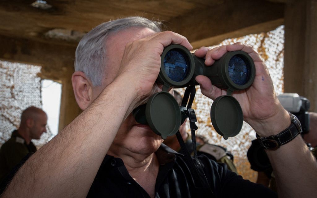 Prime Minister Benjamin Netanyahu visits the border of the Gaza Strip on October 20, 2015. (Haim Zach / GPO)