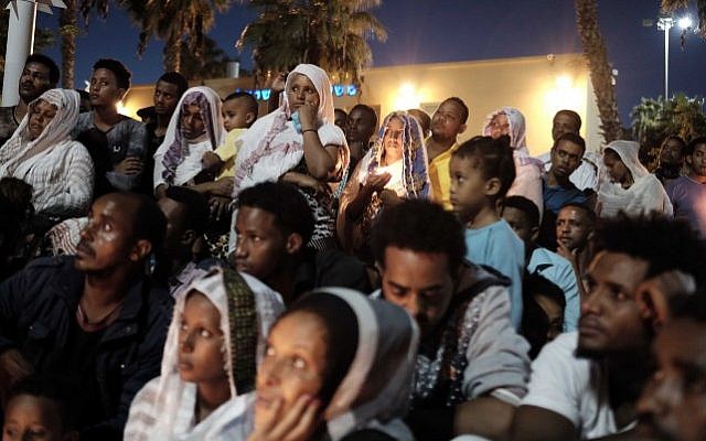Hunderds attend a memorial ceremony for Haftom Zarhum from Eritrea, held by the Eritrean asylum seekers community in southern Tel Aviv, on October 21 2015. (Tomer Neuberg/Flash90)