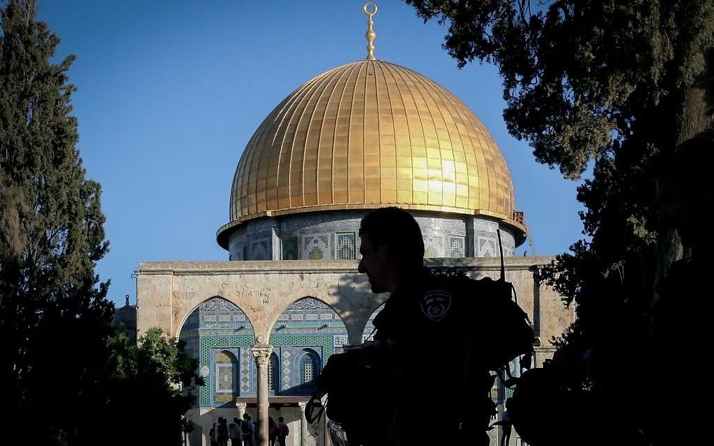 An Israeli policeman patrols the Temple Mount in Jerusalem, October 21, 2015. (Yossi Zamir/Flash90, File) An Israeli policeman patrols the Temple Mount in Jerusalem, October 21, 2015. (Yossi Zamir/Flash90, File)