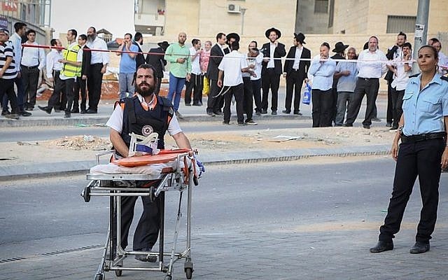 Israeli security forces at the scene where two terrorists were shot by police after attempting to carry out a stabbing attack in Beit Shemesh, on October 22, 2015. (Yaakov Lederman/Flash90) Israeli security forces at the scene where two terrorists were shot by police after attempting to carry out a stabbing attack in Beit Shemesh, on October 22, 2015. (Yaakov Lederman/Flash90)