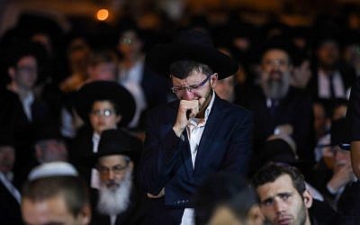 An ultra-Orthodox Jewish man mourns the death of Rabbi Haim Rothman in Har Nof, Jerusalem on October 24, 2015. (Yonatan Sindel/FLASH90)
