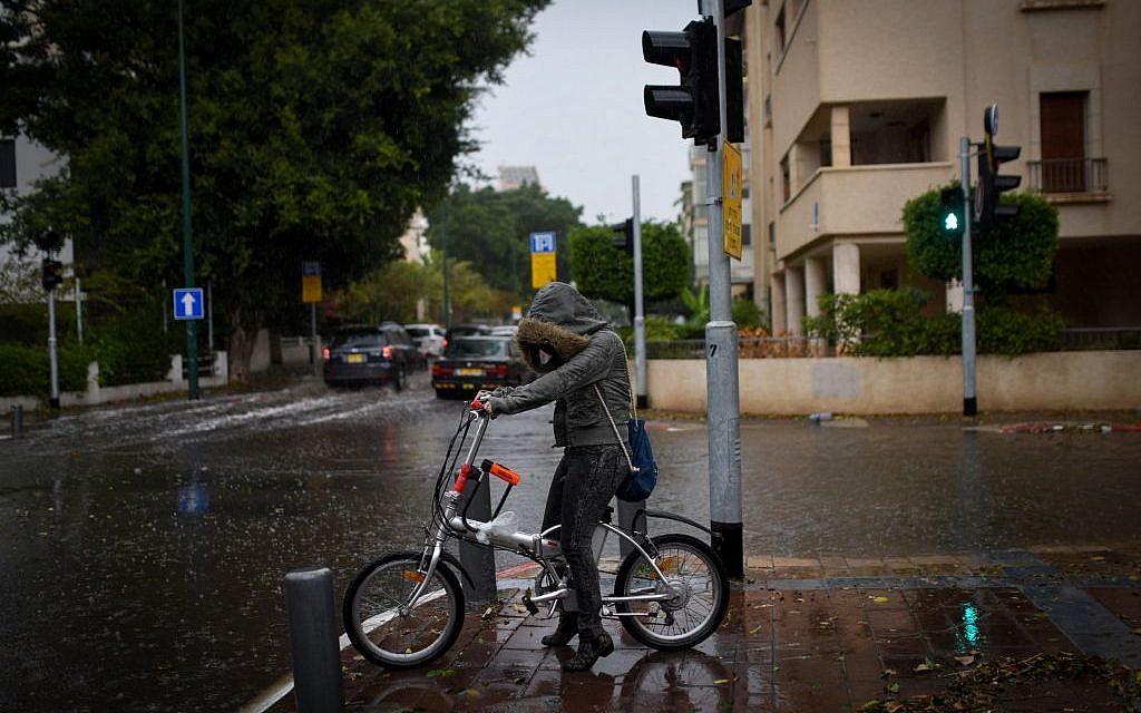 Heavy rain and strong winds as a thunderstorm hits Tel Aviv, on October 25, 2015 (Ben Kelmer/FLASH90) Heavy rain and strong winds as a thunderstorm hits Tel Aviv, on October 25, 2015 (Ben Kelmer/FLASH90)