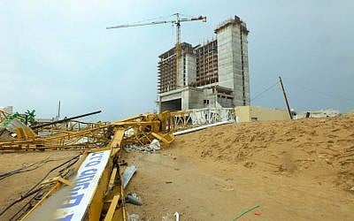 A crane collapse at a construction site in Netanya on Oct 25, 2015. (Chen Leopold/Flash90)