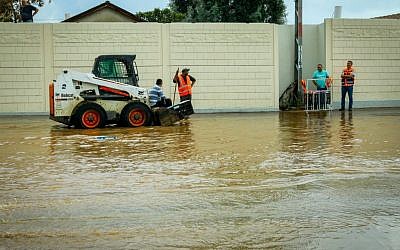 The flooded Weizman Street, in the central Israeli city of Raanana, due to heavy rain, October 28, 2015. (Chen Leopold/Flash90)
