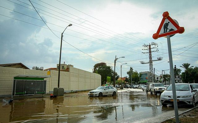 The flooded Weizman Street, in the central Israeli city of Raanana, due to heavy rain, October 28, 2015. (Photo by Chen Leopold/FLASH90)