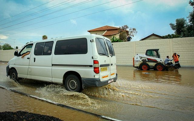 Weizmann Street, in the central Israeli city of Ra'anana, was flooded due to heavy rain, October 28, 2015. (Chen Leopold/Flash90)
