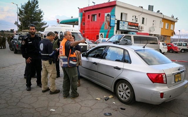 Israeli soldiers outside the Rami Levy supermarket in the Etzion bloc in the West Bank, where a Palestinian attacker wounded an Israeli woman after stabbing her in the back. October 28, 2015. (Gershon Elinsonl/Flash90)