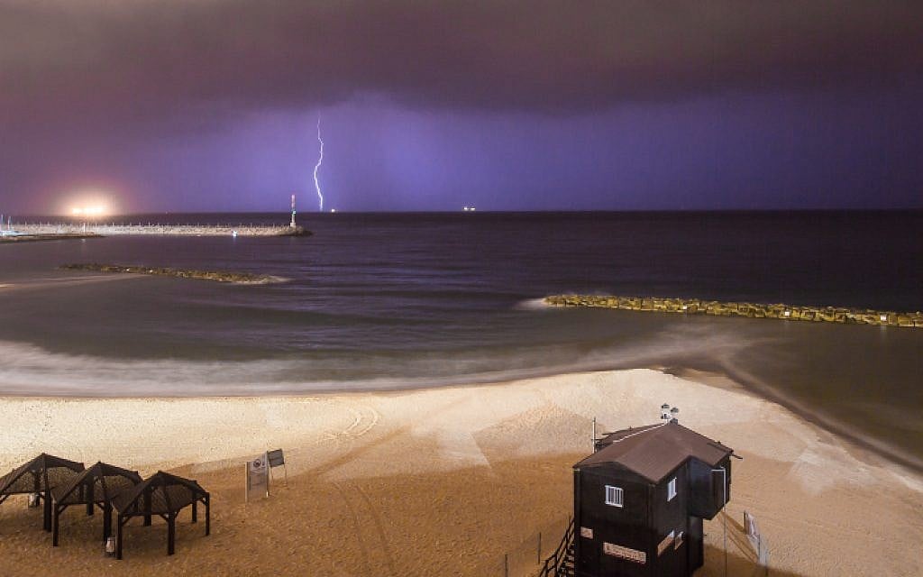 Lightning near Ashkelon on October 28, 2015. (Edi Israel/Flash90) Lightning near Ashkelon on October 28, 2015. (Edi Israel/Flash90)