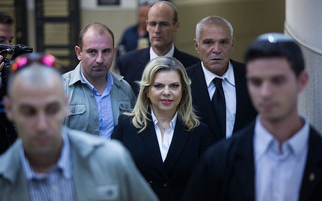 Sara Netanyahu, the wife of Prime Minister Benjamin Netanyahu, alongside advocate Yossi Cohen (right) in the Jerusalem Regional Labor Court, October 29, 2015. (Yonatan Sindel/Flash90)