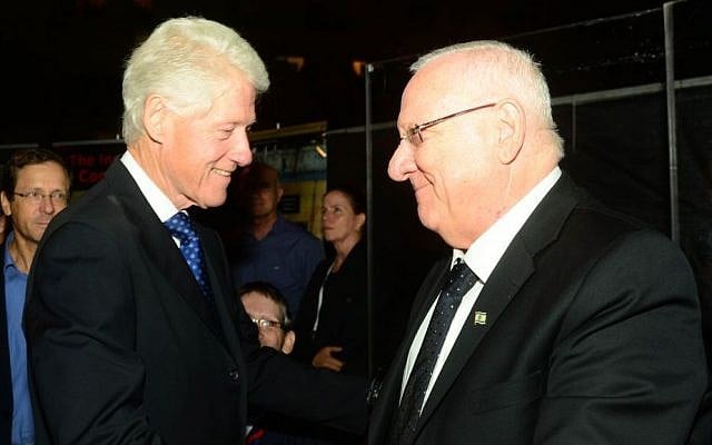 Israeli President Reuven Rivlin shake hands with former US president Bill Clinton during a rally marking 20 years since the assassination of Yitzhak Rabin at Tel Aviv's Rabin Square on October 30, 2015. (Photo by Kobi Gideon/GPO)